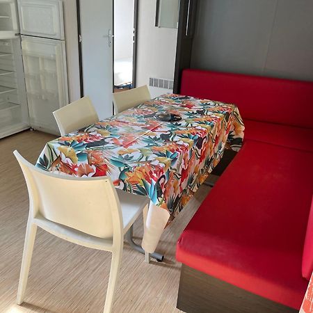 Camping Le Ruisseau Saint-André-de-Seignaux Esterno foto