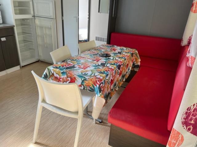 Camping Le Ruisseau Saint-André-de-Seignaux Esterno foto