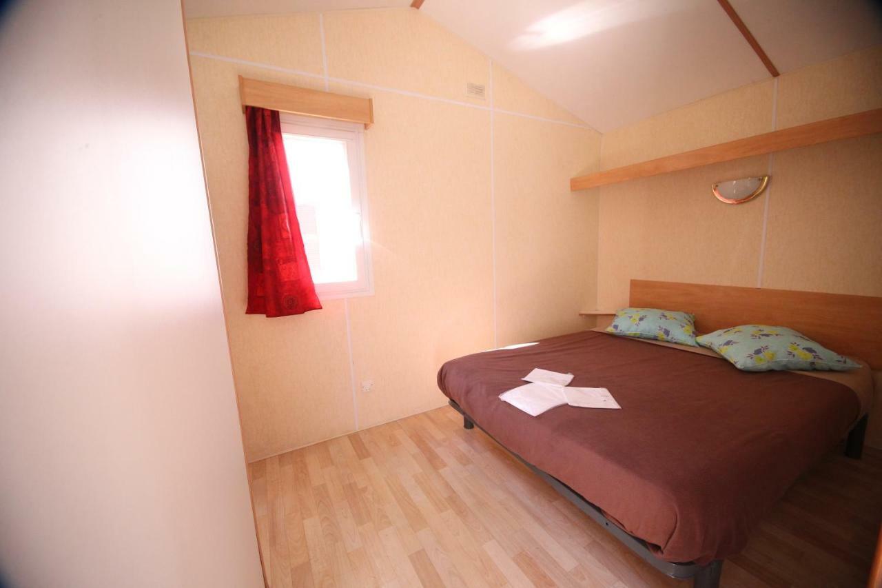 Camping Le Ruisseau Saint-André-de-Seignaux Esterno foto